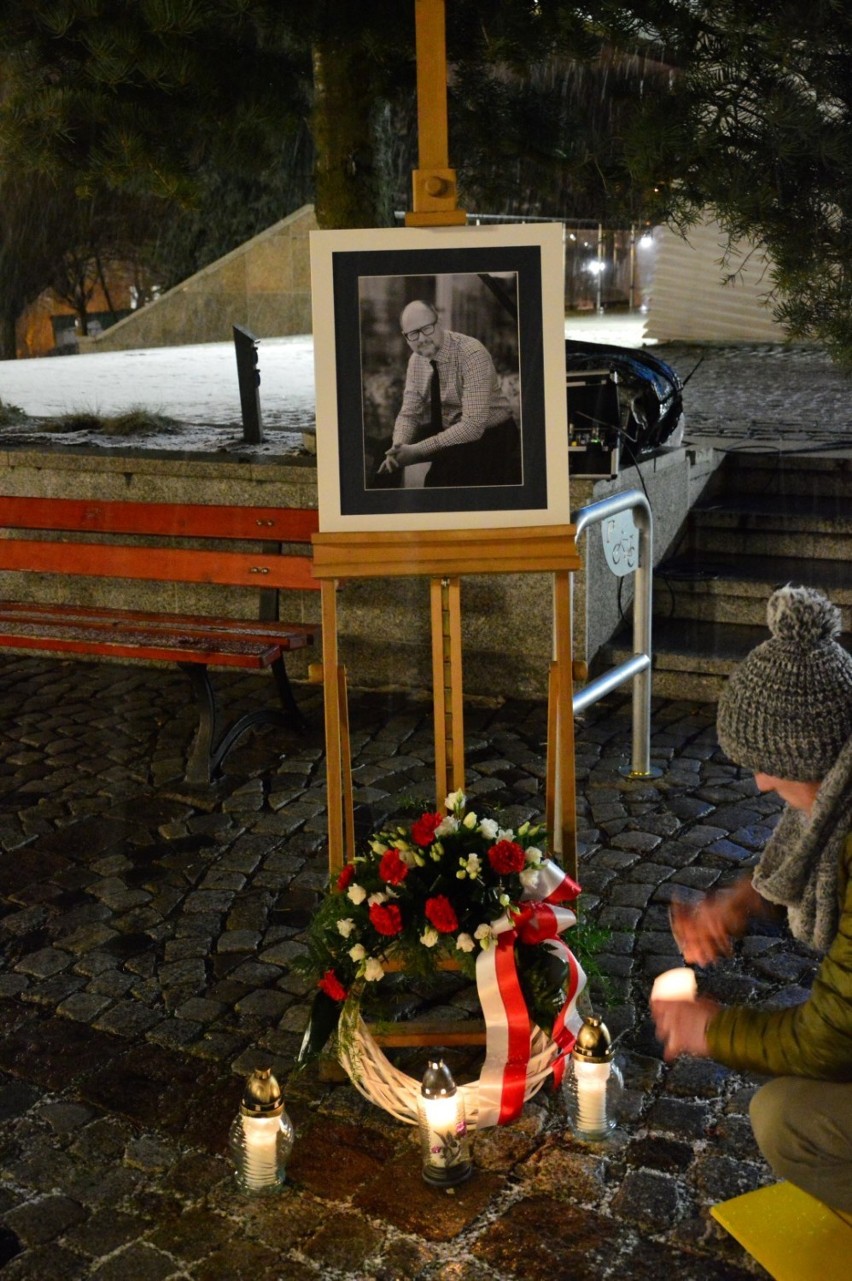 Mieszkańcy Kwidzyna oddali hołd zamordowanemu prezydentowi Gdańska. Tłumy na placu Jana Pawła II [ZDJĘCIA]