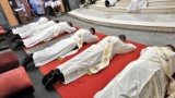 Nowi księża w diecezji Bielsko - żywieckiej. Święcenia kapłańskie otrzymało w 2024 roku sześciu młodych mężczyzn
