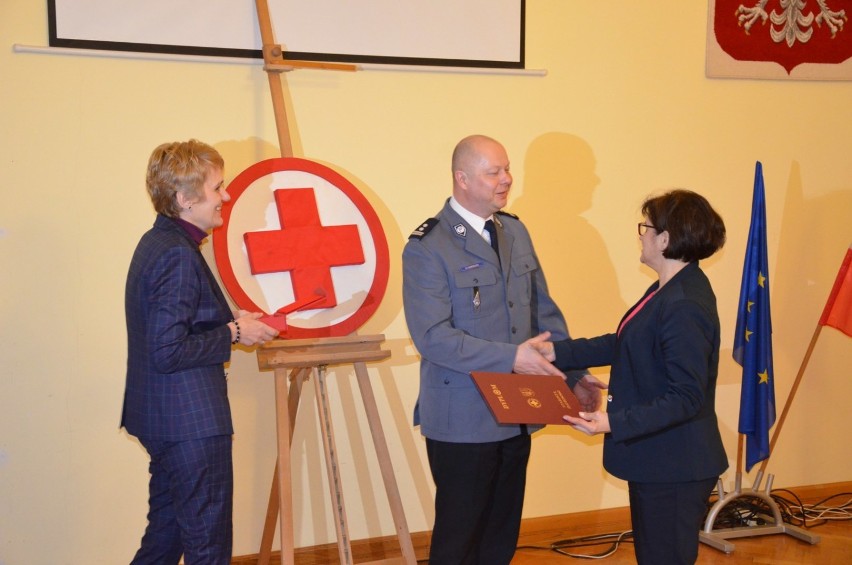 Złotowscy policjanci zostali wyróżnieni za zasługi na rzecz rozwoju krwiodawstwa Polskiego PCK