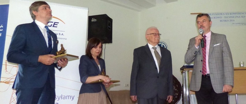 Andrzej Wadowski (drugi z prawej) otrzymał od gości z Ensto...