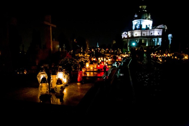 Dzień Wszystkich Świętych 1 listopada 2018. Zobacz nocne zdjęcia na cmentarzu św. Rocha w Białymstoku.