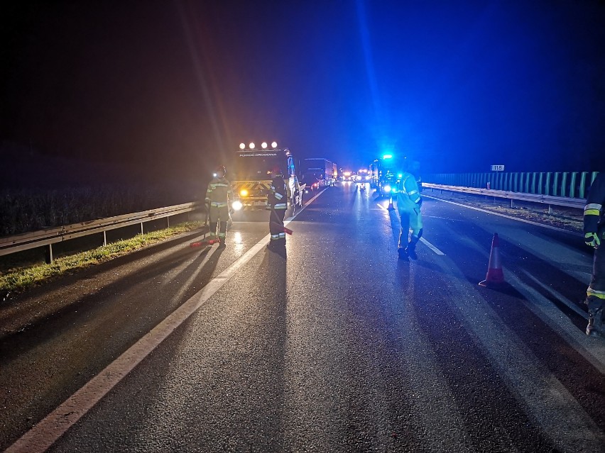 Poranny wypadek na autostradzie A2 w okolicach Wąsowa. Autostrada była zablokowana [ZDJĘCIA]