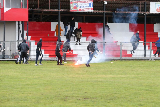 Na stadion przy Bandrowskiego wbiegli kibole Unii i starli się z pseudokibicami Tarnovii