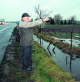 W Pomarzanach woda z obwodnicy zalewa pola. Właściciel odpowiada za drożność rowów