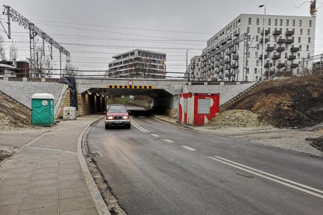 Przejazd pod wiaduktem nad ul. Łokietka został otwarty. Mieszkańcy są jednak zawiedzeni, że nie zrobiono tam dłuższego chodnika.