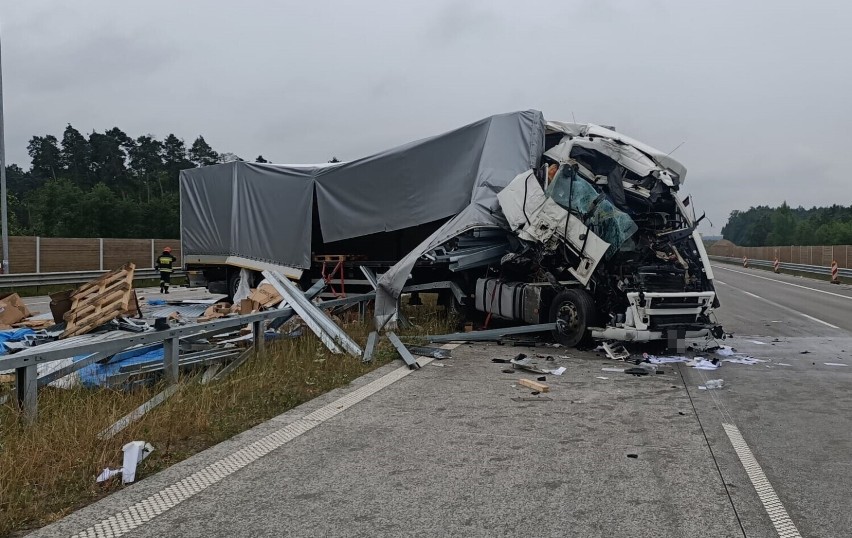 Wypadek na autostradzie A1 między Radomskiem a Kamieńskiem. Zderzyły się 2 ciężarówki. ZDJĘCIA