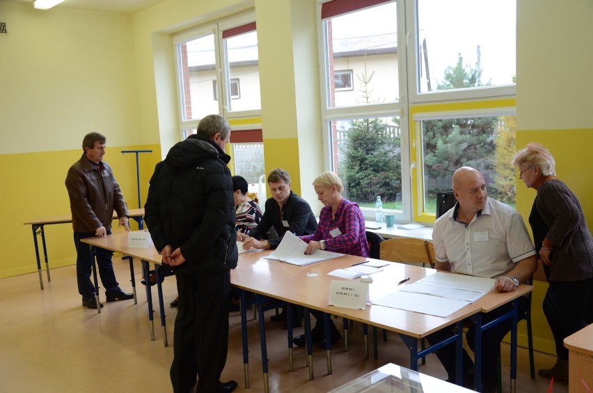Wybory 2018 w Bełchatowie. Mieszkańcy głosują w drugiej turze wyborów prezydenckich [ZDJĘCIA]