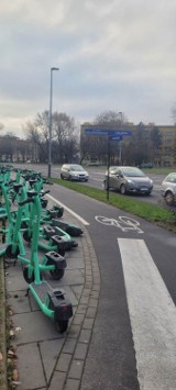 Rekord w Krakowie. Ponad 30 porzuconych hulajnóg zatarasowało przejście