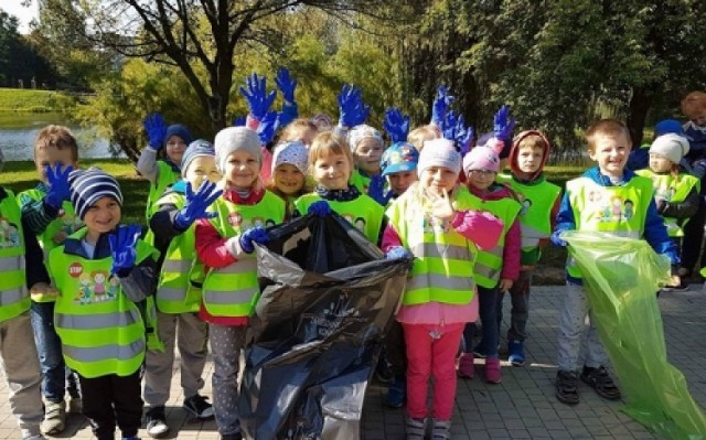 Dzieci i młodzież zbierali śmieci wokół szkół i na terenie zieleńców