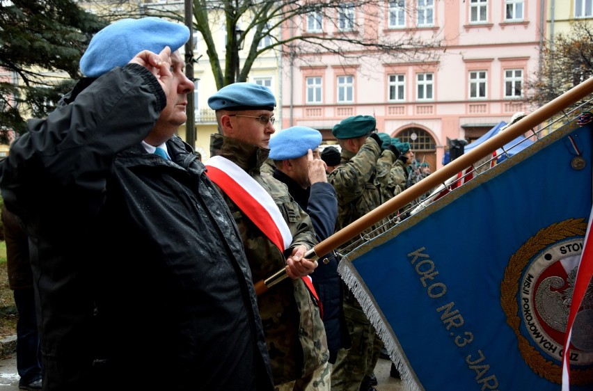 Uroczystości rozpoczęły się przy tablicy na ścianie ratusza,...