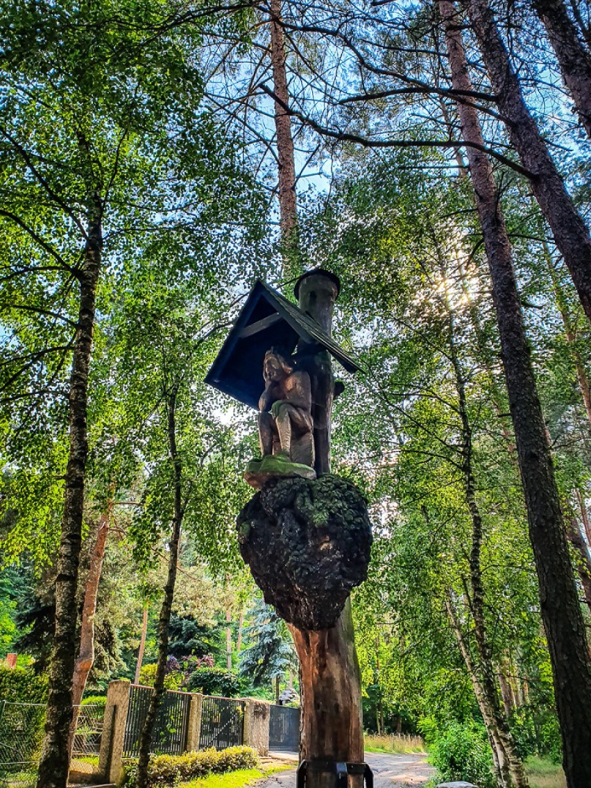 Kaplica leśna i rzeźby Jerzego Sowijaka w Boszkowie