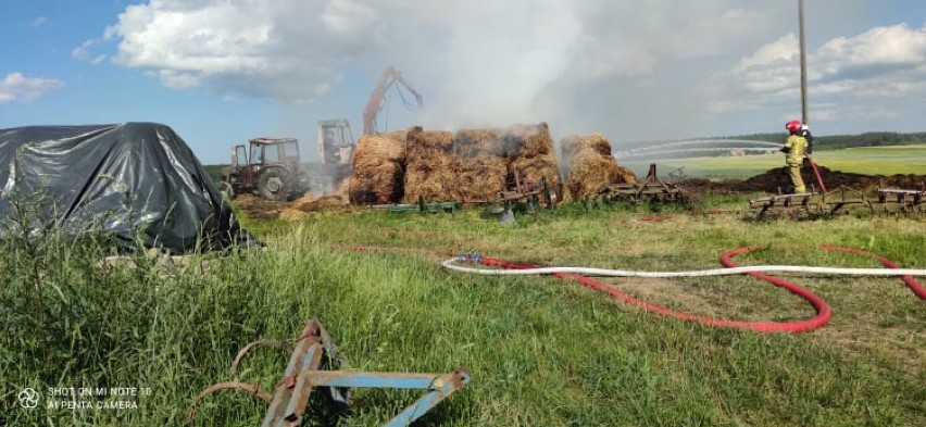 Pożar stogu słomy w Kobylu w gm. Stara Kiszewa. W akcji brało udział 6 jednostek straży pożarnej [ZDJĘCIA]