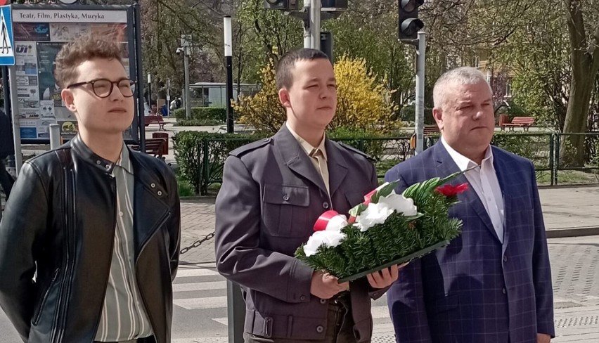Święto Pracy 2022 w Radomsku. Przedstawiciele Nowej Lewicy i Związku Młodej Lewicy złożyli kwiaty