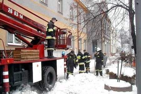 Chcąc zapobiec ewentualnej tragedii strażacy usuwali topniejący śnieg z dachu poczty