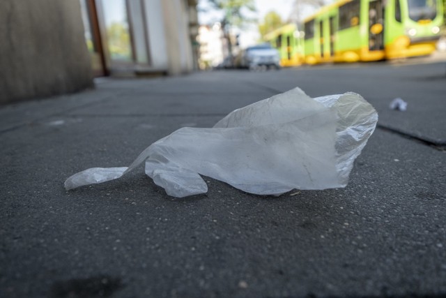 W Poznaniu na każdym kroku można natknąć się na rękawiczki lub maseczki.