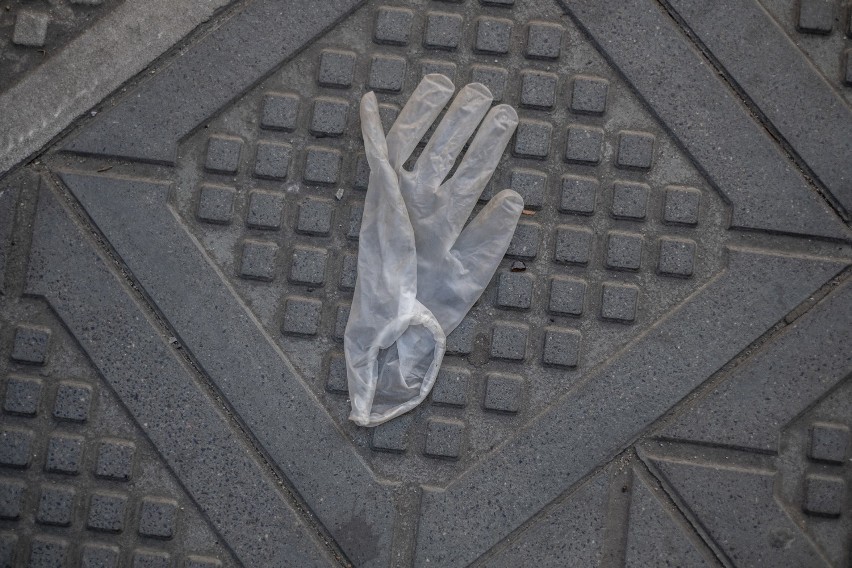 W Poznaniu na każdym kroku można natknąć się na rękawiczki...