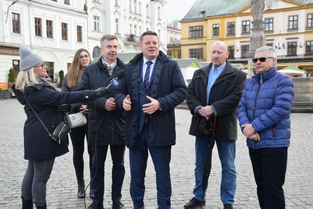 Konferencja ministra nauki Dariusza Wieczorka i wiceministra Przemysława Koperskiego z kandydatami Nowej Lewicy w Cieszynie