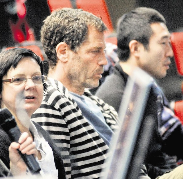 Szczęśliwa Ewa Wycichowska siedząca obok Ohada Naharina i wieloletniego asystenta artysty, Yoshiego Inao