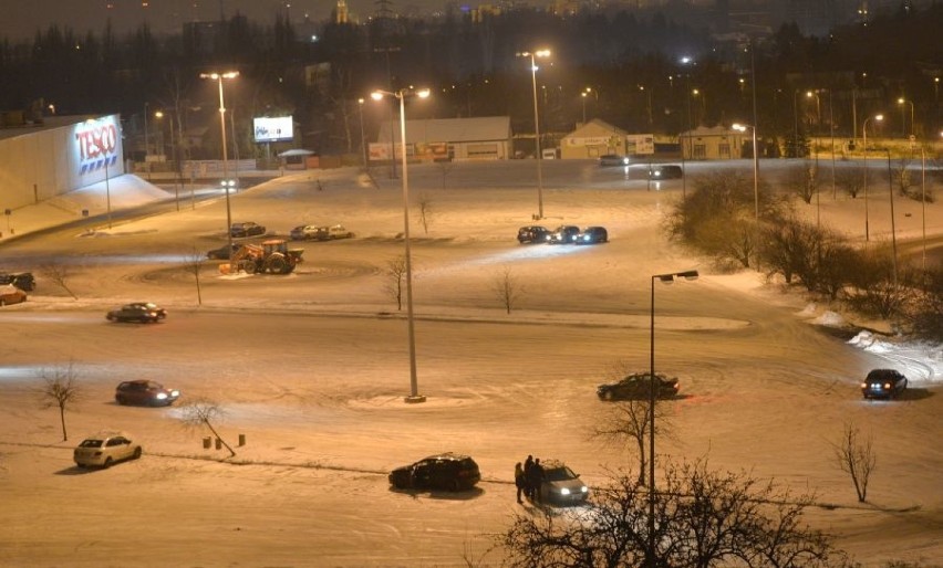 Amatorzy jazdy w poślizgu driftują na parkingu hipermarketu [FILM, zdjęcia]