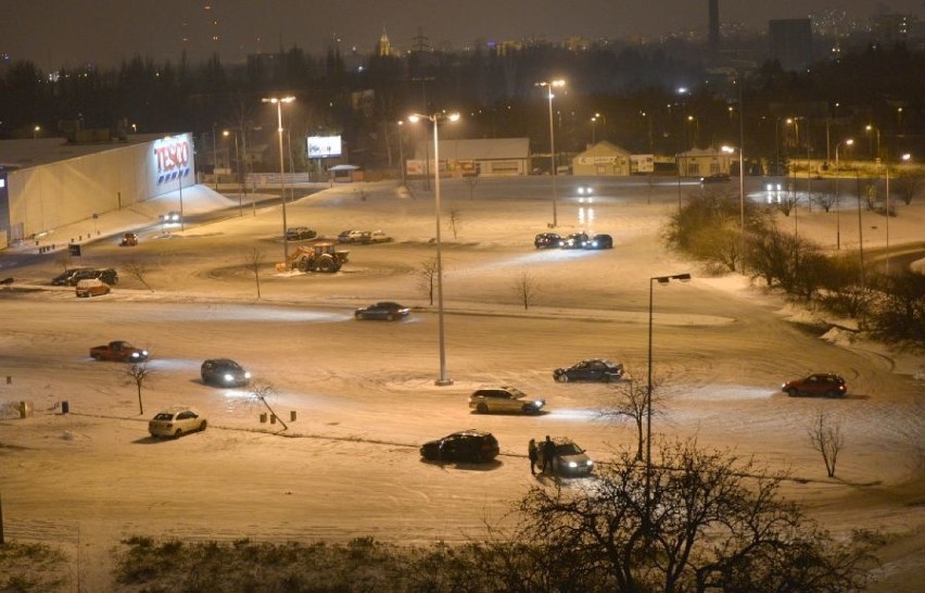 Amatorzy jazdy w poślizgu driftują na parkingu hipermarketu [FILM, zdjęcia]