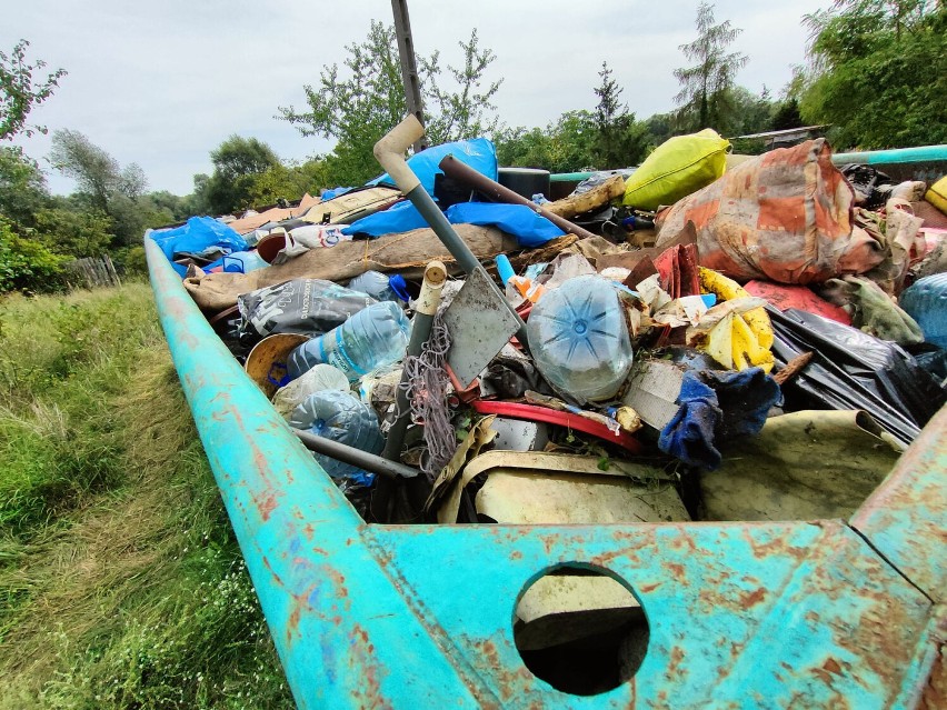 Władze Kostrzyna nad Odrą sprzątają dzikie wysypiska śmieci....