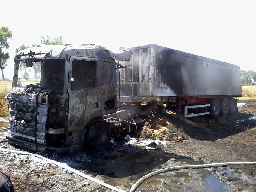 Pożar w Borętach. Spłonęła ciężarówka, straty są bardzo duże [ZDJĘCIA]