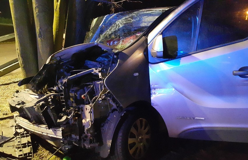 Bus wyleciał z drogi w Jastrzębiu-Zdroju i uderzył w drzewo. Trzy pasażerki zostały poważnie ranne [ZDJĘCIA]