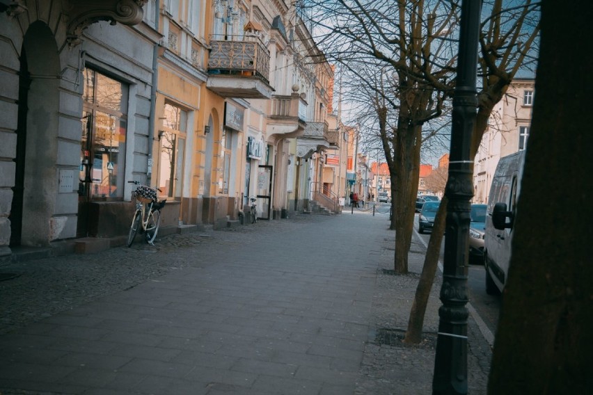 Ulice Obornik w drugim dniu wprowadzenia ograniczeń w przemieszczaniu