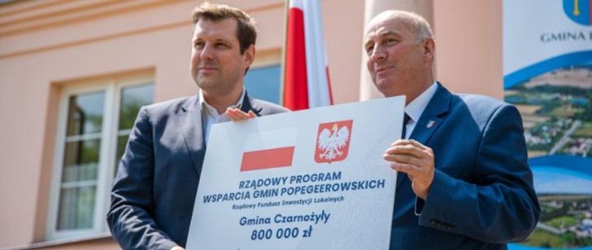 Wójt Andrzej Modrzejewski odebrał symboliczny czek na 800 tys. zł z rąk wojewody łódzkiego Tobiasza Bocheńskiego