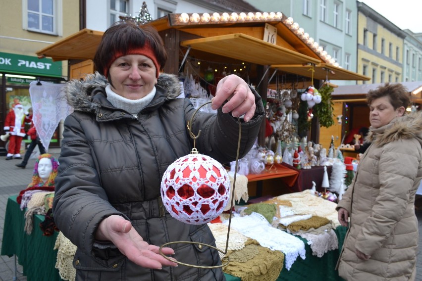 Ręcznie robione aniołki, bombki, a także serwetki i poszewki...