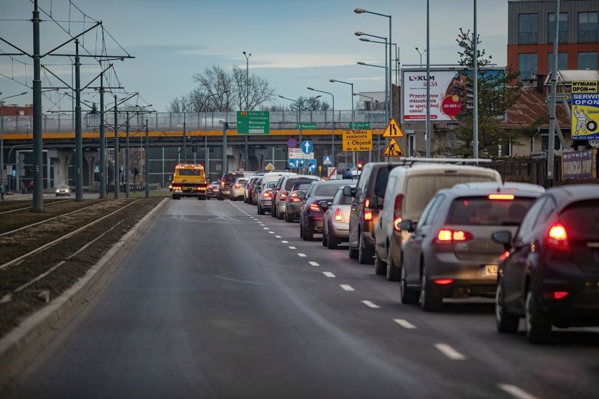 Krakowscy kierowcy narzekają na korki tworzące się na ul....
