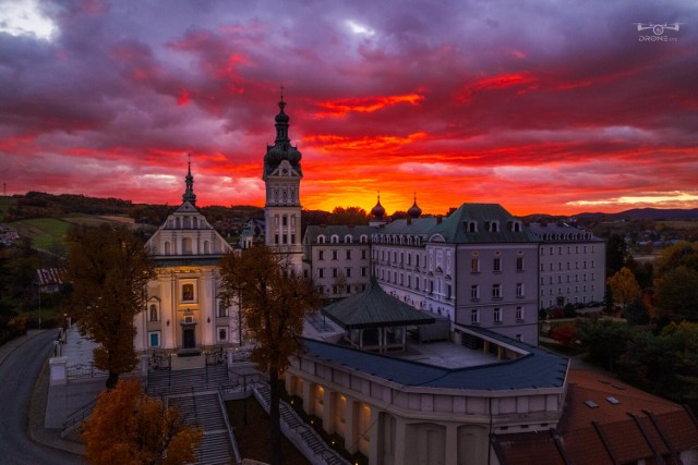 Jesienne krajobrazy Pogórza widziane z wysoka robią niesamowite wrażenie