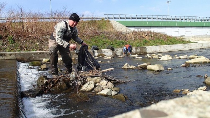 Renegat Fishing Team sprzątanie białej