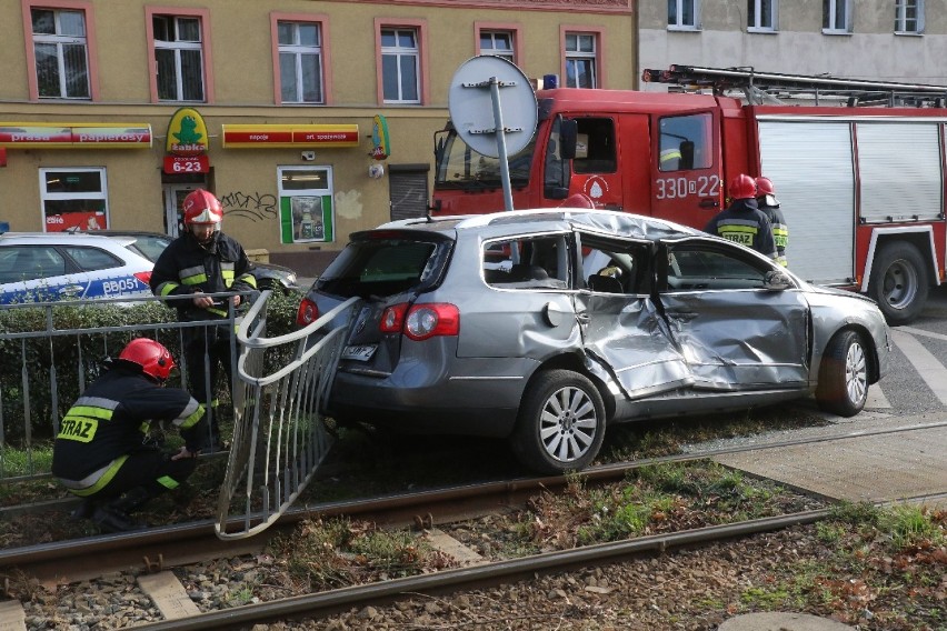 Wypadek na Pułaskiego. Volkswagen wjechał pod tramwaj [ZDJĘCIA]