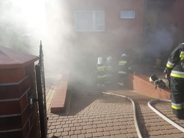 Pożar w Nowem przez dwie godziny gasiło pięć zastępów straży