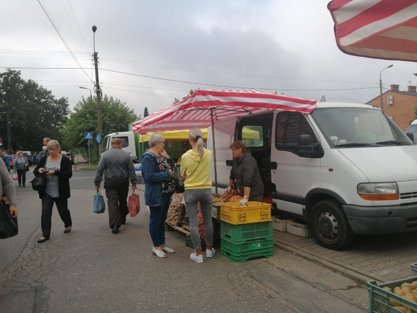 Pochmurny, sierpniowy poranek na rynku w Skierniewicach. Kupujących nie brakowało