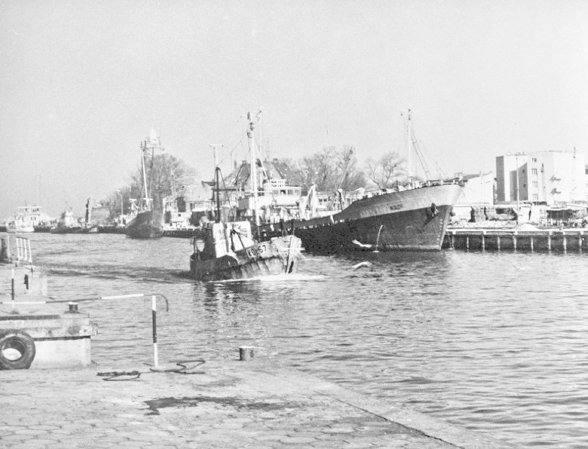 Port-Foto4 - Kuter „Koł-67” oraz trawler „Meduza”, w tle -...