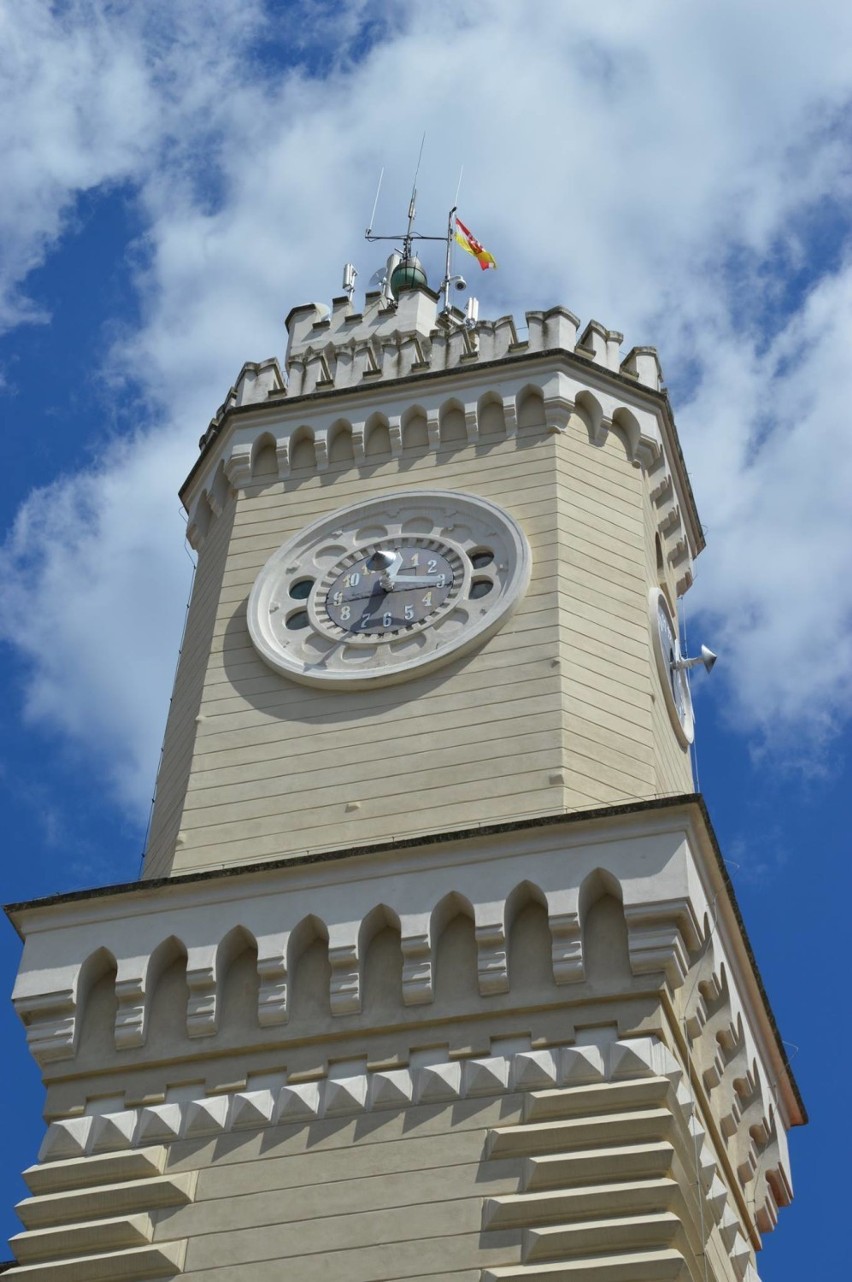 Zegar na wieży ratuszowej w Świebodzinie w remoncie