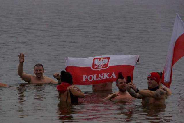 Kaliskie morsy uczciły Święto Niepodległości zimną kąpielą
