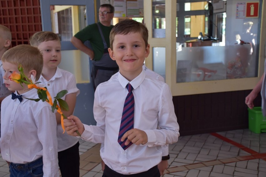 Zakończenie roku szkolnego w Szkole Podstawowej nr 17 w Kaliszu. Szczęśliwi uczniowie odebrali świadectwa. ZDJĘCIA