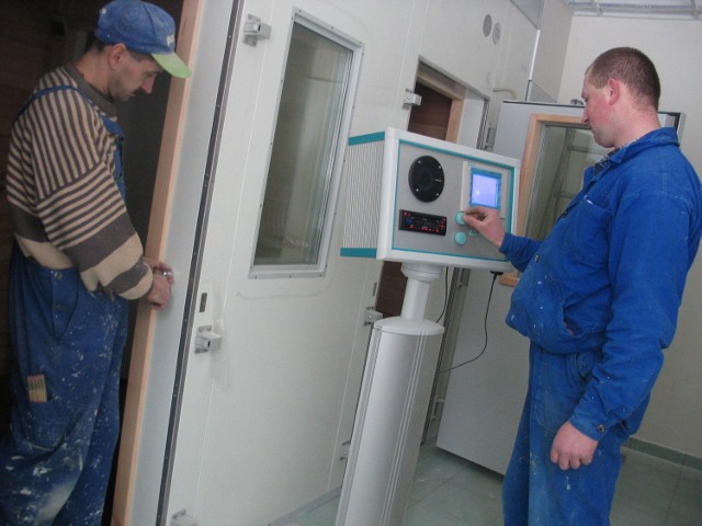 Kriokmora Górnośląskiego Centrum Rehabilitacji w Reptach Śląskich. Robotnicy remontują pomieszczenia, w których stanęła kriokomora Tarnowskie Góry