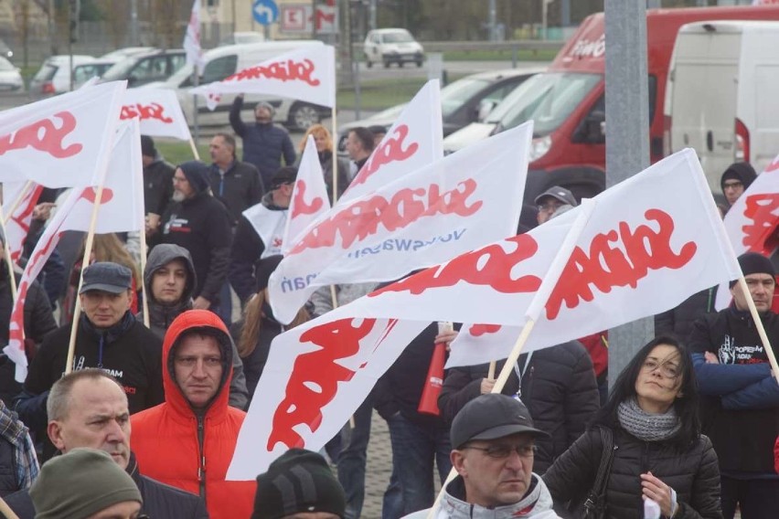 Pracownicy Volkswagena pikietowali przed fabryką w Poznaniu [ZDJĘCIA]