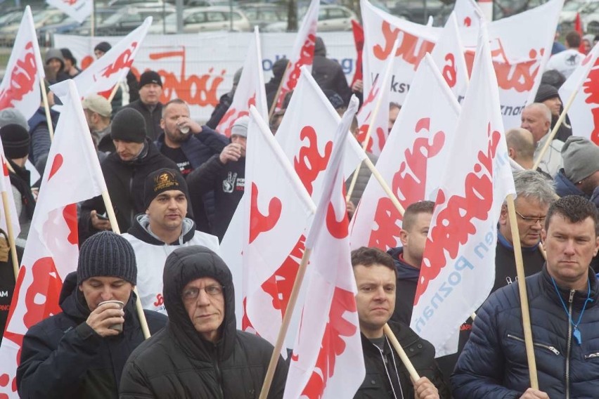 Pracownicy Volkswagena pikietowali przed fabryką w Poznaniu [ZDJĘCIA]