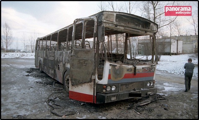 Pod koniec lat 90. w Wałbrzychu zaczęły masowo płonąć autobusy prywatnych przewoźników kursujących na liniach komunikacyjnych w mieście. W ten sposób eliminowali się wzajemnie z dochodowego wówczas interesu