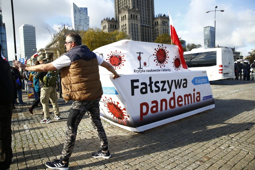 Antycovidowcy razem z kibolami protestują w Warszawie. ''Covid to przekręt polityczny, służący do odebrania nam wolności!''