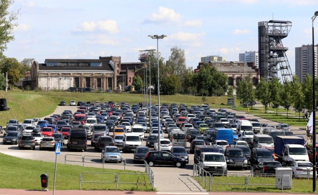 Postój na parkingach w katowickiej Strefie Kultury od poniedziałku 19 wrześnie znów jest płatny.