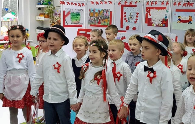 Nowy Dwór Gdański. Przedszkolaki z Niepublicznego Przedszkola nr 1 w czasie Święta Niepodległości