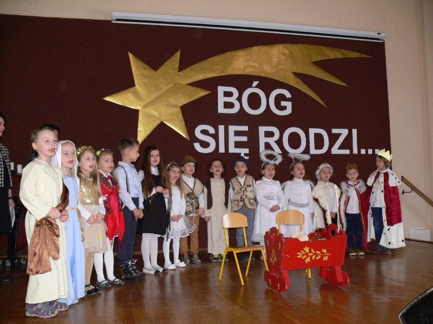Spotkanie opłatkowe w Zamku Królewskim w Sandomierzu. Tłumy gości i długa kolejka z opłatkiem do nowego burmistrza