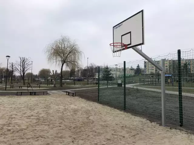 Wątpliwości mieszkańców Buska-Zdroju budzi boisko do koszykówki plażowej. Czy dyscyplina przyjmie się w mieście?