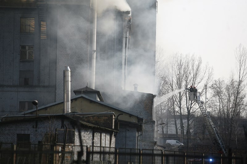 Pożar hali magazynowej przy ulicy Porcelanowej w Katowicach [ZDJĘCIA]